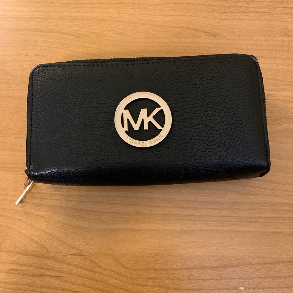 Michael Kors Wallet- NOT REAL
